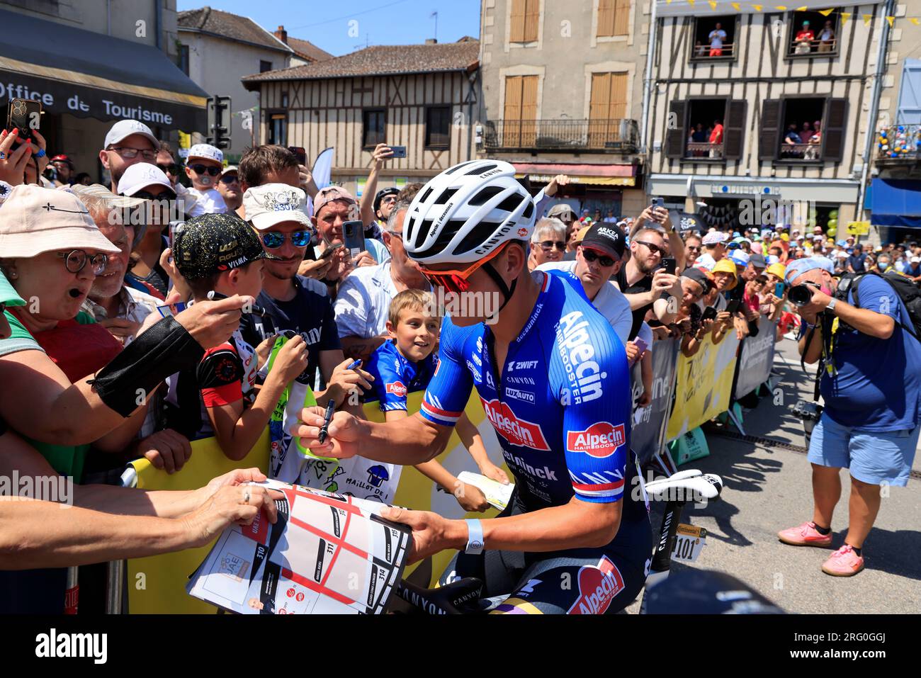 Mathieu Van der Poel avant le départ de la 9ème étape du Tour de France le 9 juillet 2023 à Saint-Léonard-de-Noblat cité de son grand-père Raymond Pou Stock Photo