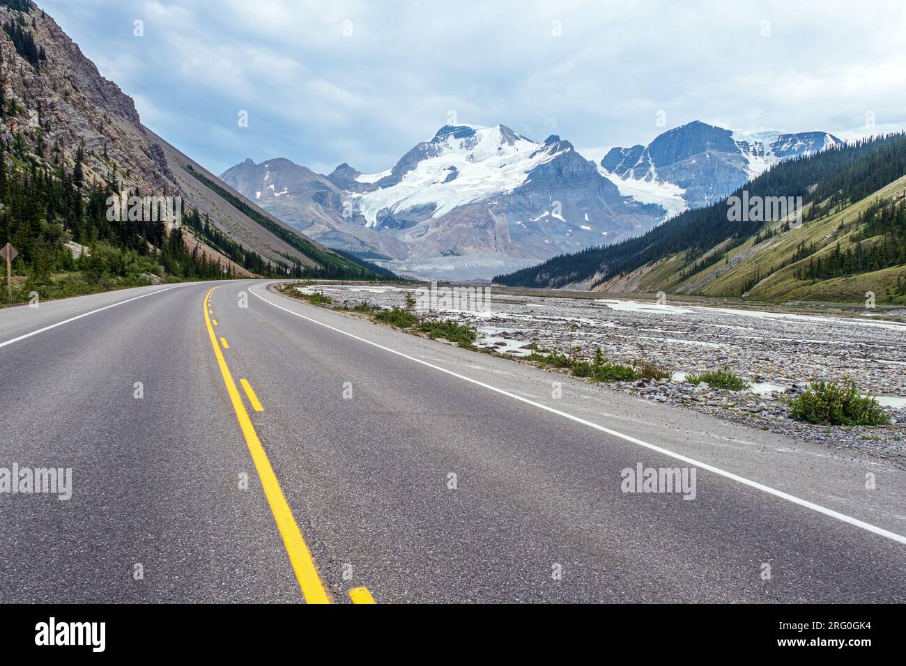The Icefields Parkway is a 232 stretch of highway that connects the Hamlet of Lake Louise with the Town of Jasper.  the Parkway travels through both B Stock Photo