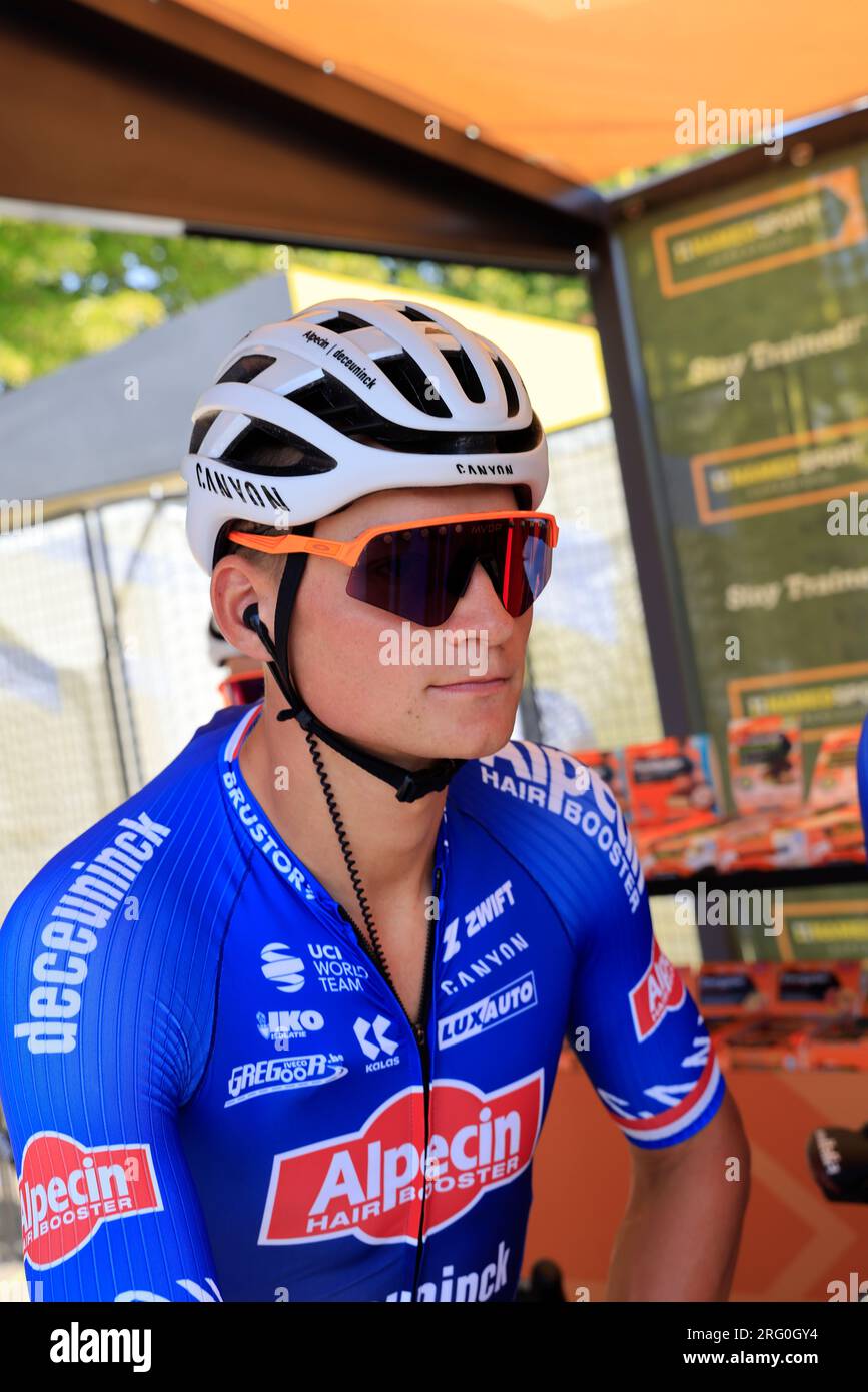 Mathieu Van der Poel avant le départ de la 9ème étape du Tour de France le 9 juillet 2023 à Saint-Léonard-de-Noblat cité de son grand-père Raymond Pou Stock Photo