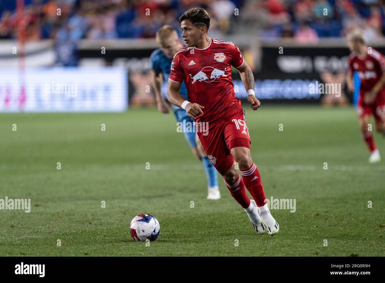 Wikelman Carmona (19) of Red Bulls controls ball during round of 32