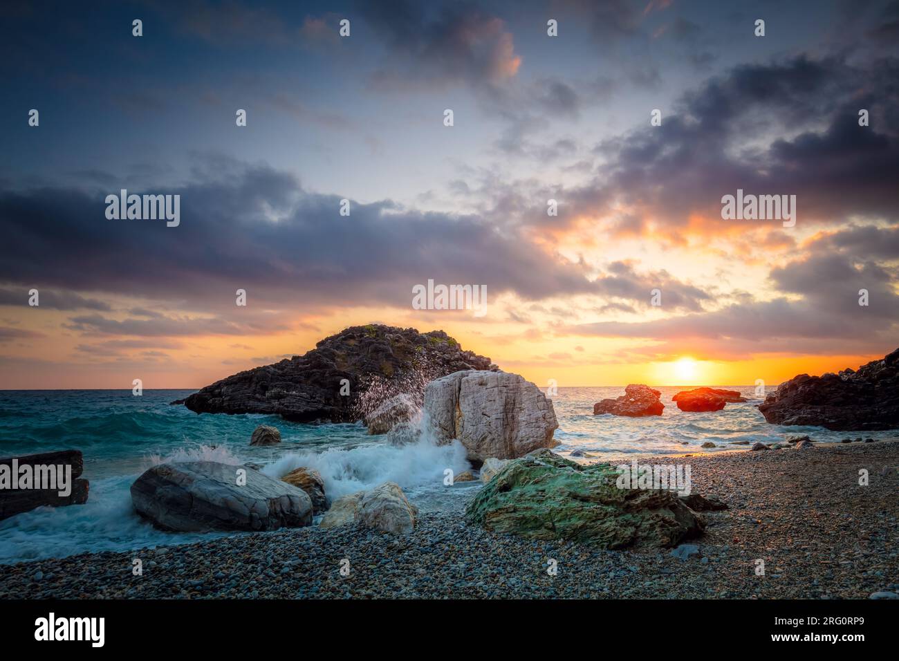 Wave hit the rock hi-res stock photography and images - Alamy