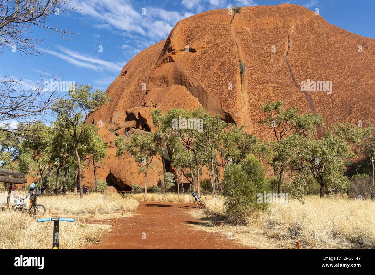 Pulari (headland) of Uluru and the track to it off the main path from Kuniya carpark to Mutitjulu waterhole. Uluru-Kata Tjuta National Park, Northern Stock Photo