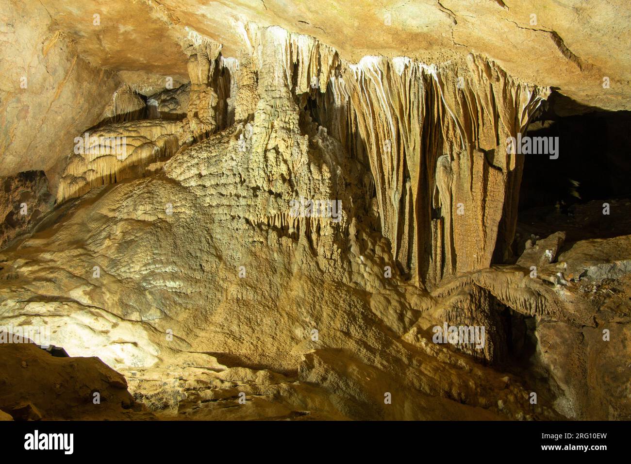 Stalactites and stalagmites in Nguom Ngao (Tiger) Cave in near Ban Gioc Waterfalls in Cao Bang Province in northern Vietnam Stock Photo