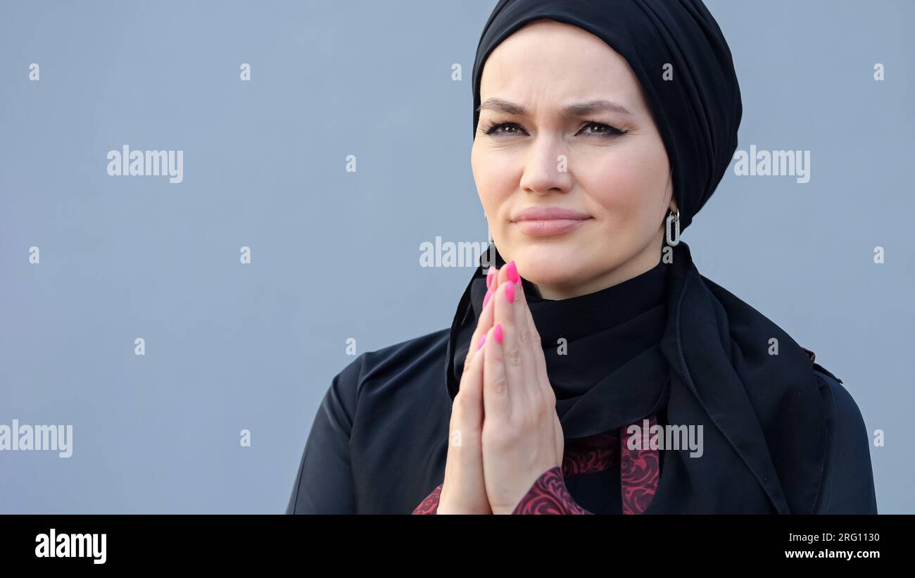 Woman in hijab prays hi-res stock photography and images - Alamy