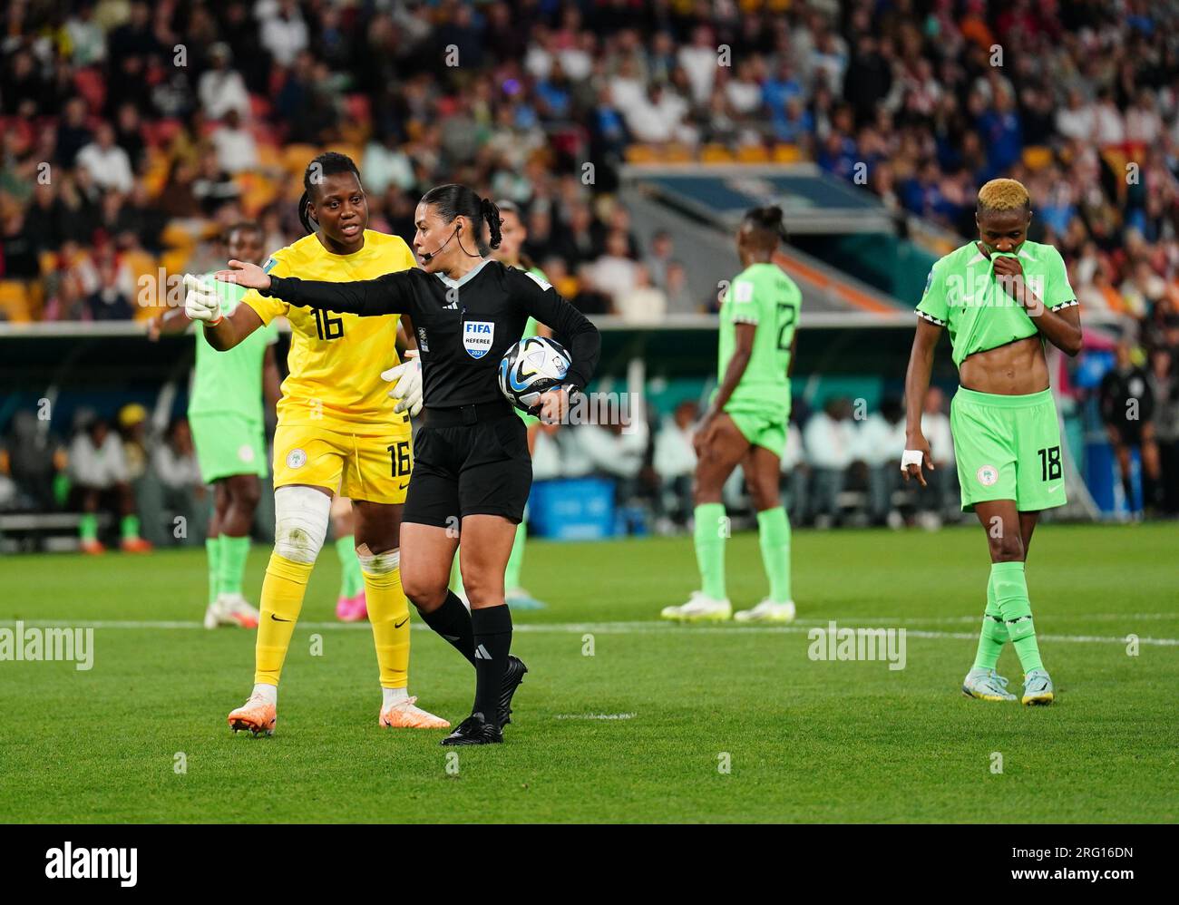 Nigeria goalkeeper Chiamaka Nnadozie protests to referee Melissa Borjas about a penalty decision during the FIFA Women's World Cup, Round of 16 match at Brisbane Stadium, Australia. Picture date: Monday August 7, 2023. Stock Photo