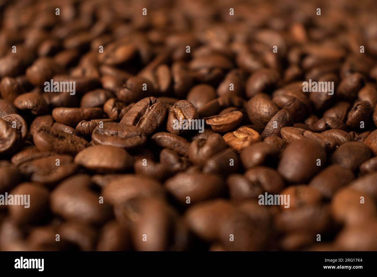 Textured background of freshly roasted coffee beans Stock Photo - Alamy
