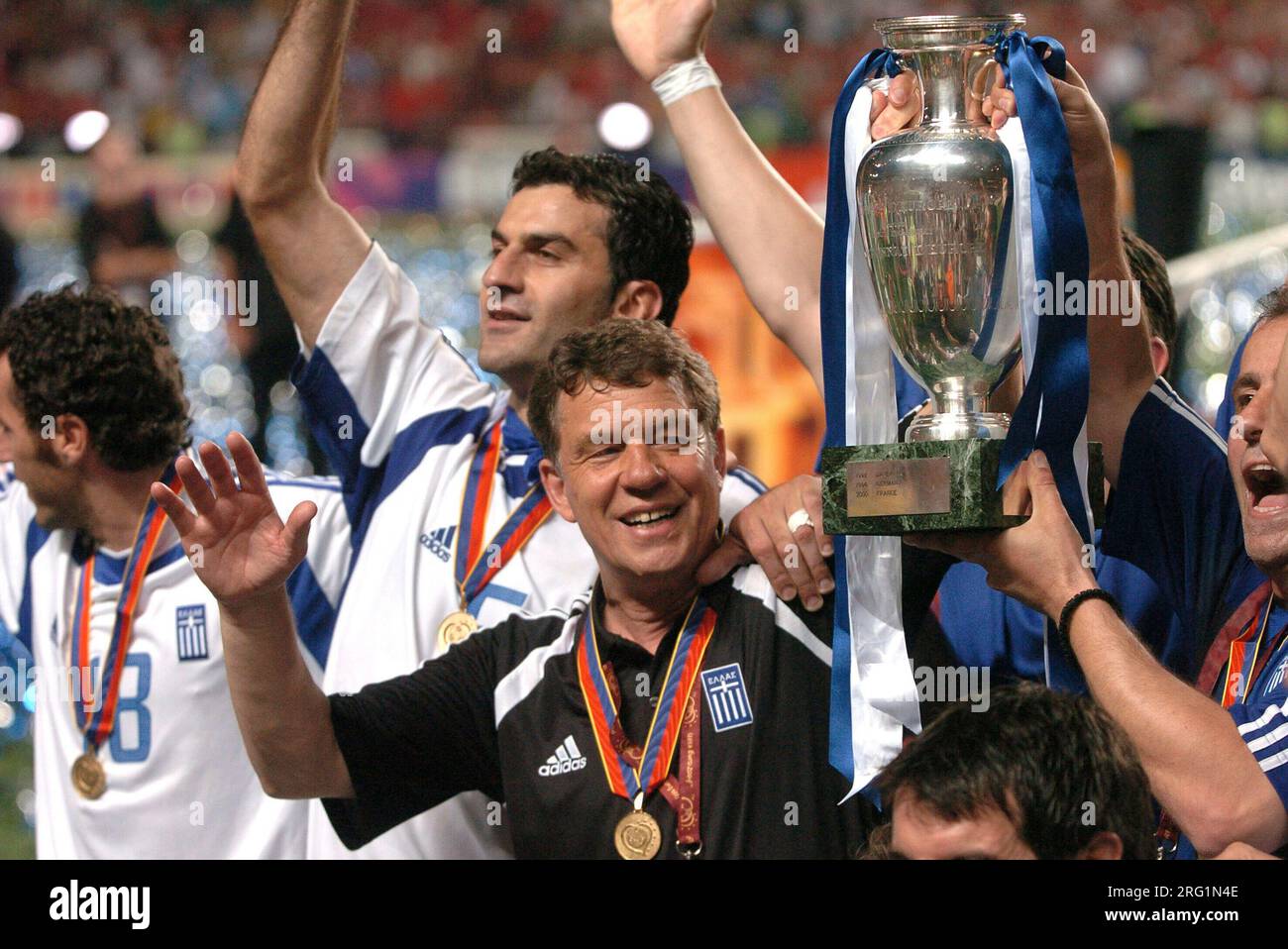 ARCHIVE PHOTO Otto REHHAGEL turns 85 on August 9 2023 Portugal Greece 0 1 FINAL Otto REHHAGEL coach Greece with the cup 04.07.2004 Euro2004 European Football Championship 2004 from 12.06. 04.07.2004 i...