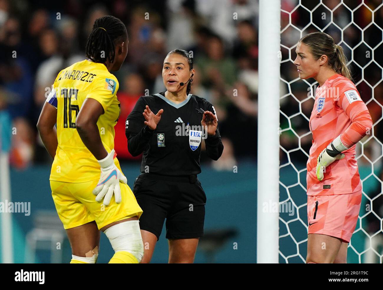 Nigeria goalkeeper Chiamaka Nnadozie and England goalkeeper Mary Earps prepare for the penalty shootout during the FIFA Women's World Cup, Round of 16 match at Brisbane Stadium, Australia. Picture date: Monday August 7, 2023. Stock Photo