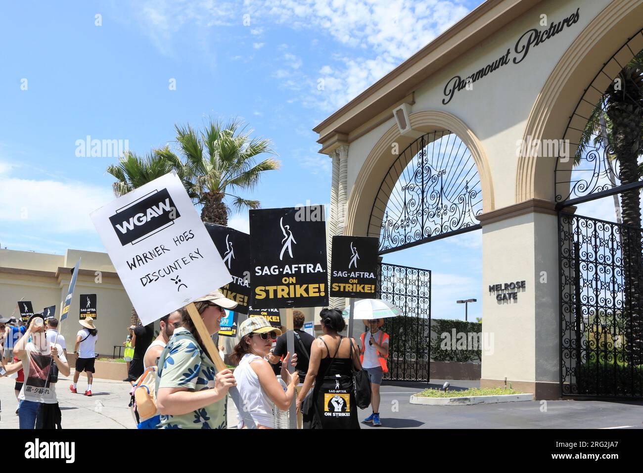 LOS ANGELES - AUG 1: Paramount at SAG/AFTRA and WGA Strike outside at