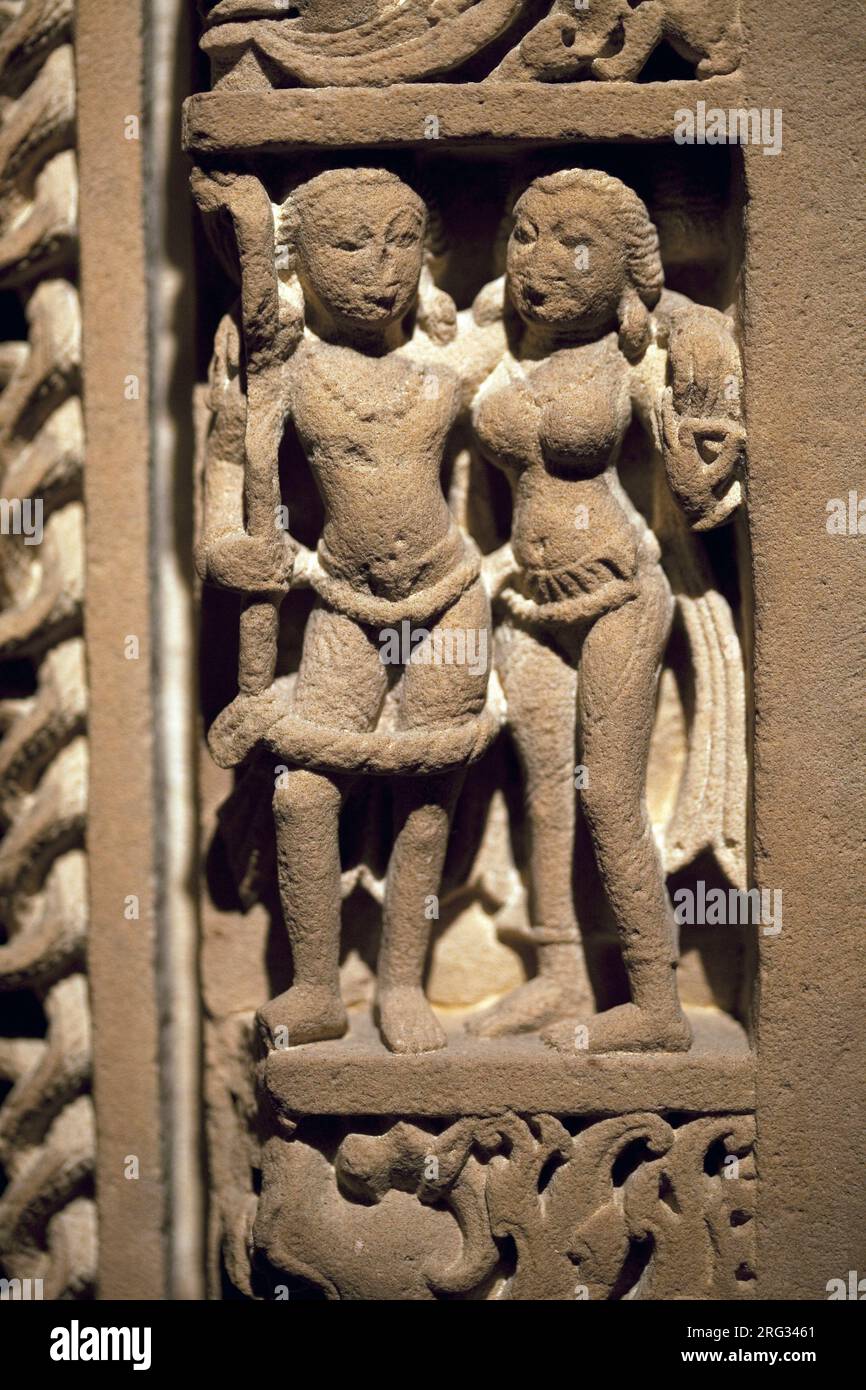 Couple d'amoureux. Chambranle de porte en pierre sculptee, art du Rajasthan ou de l'Uttar Pradesh (Inde), 9e-10e siecle. Musee National de Coree, Seoul (Coree du Sud). Stock Photo