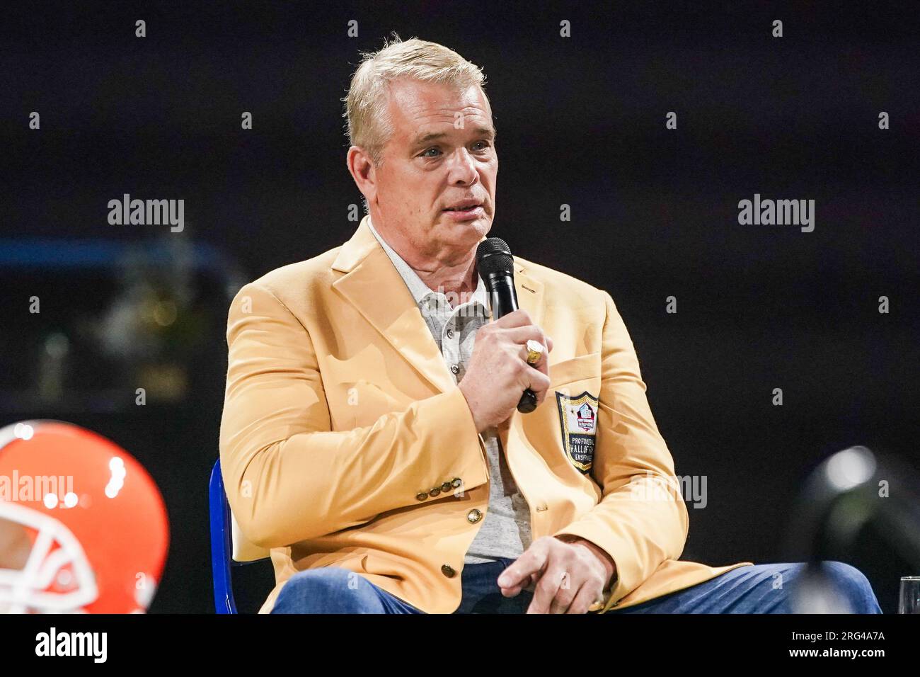 Boomer Esiason (L) and Joe Klecko talk on the field before the New