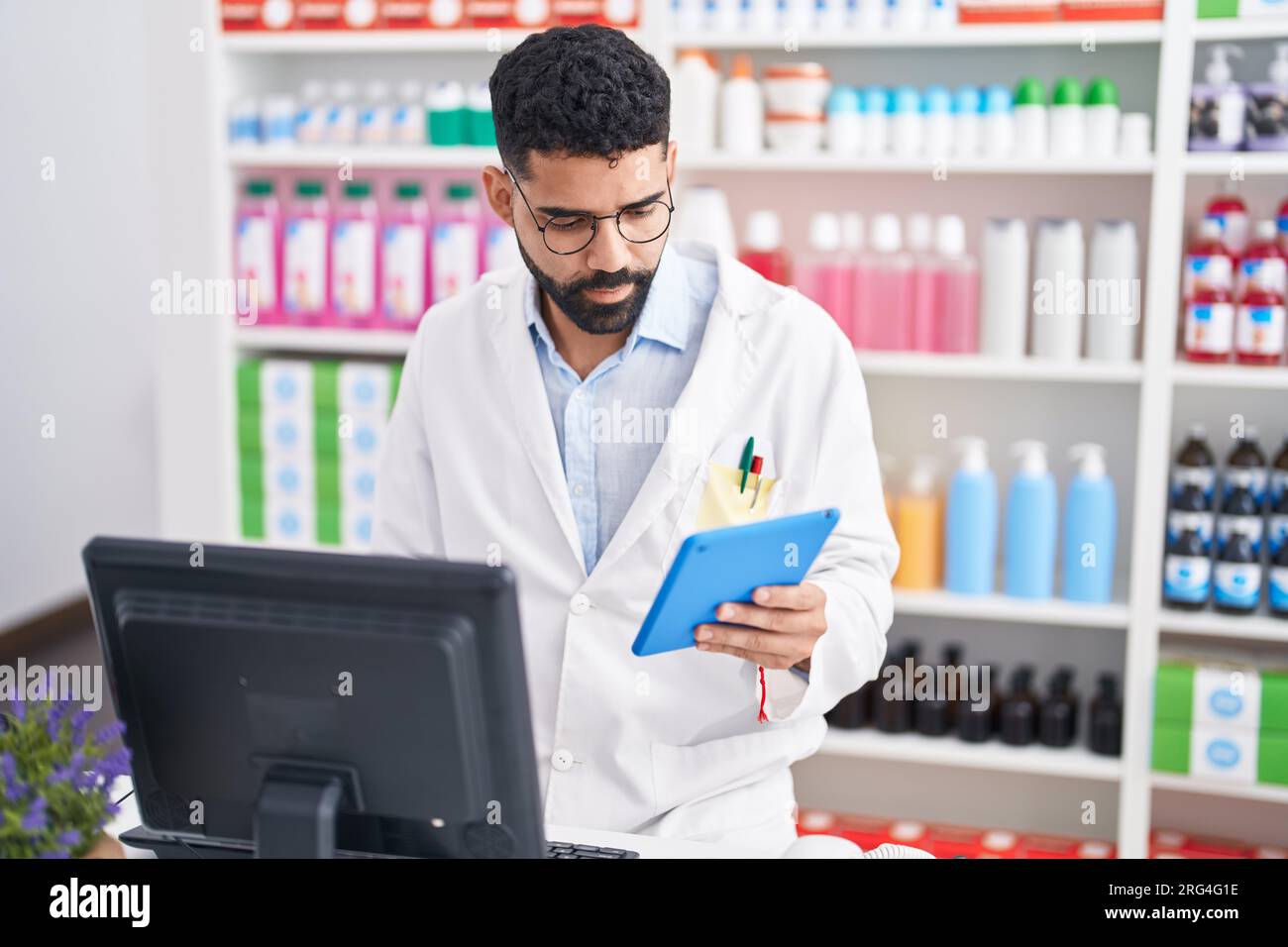Arab pharmacist at counter hi-res stock photography and images - Alamy