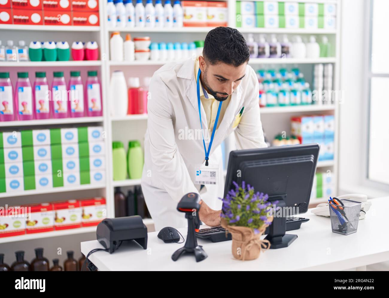 Arab pharmacist at counter hi-res stock photography and images - Alamy
