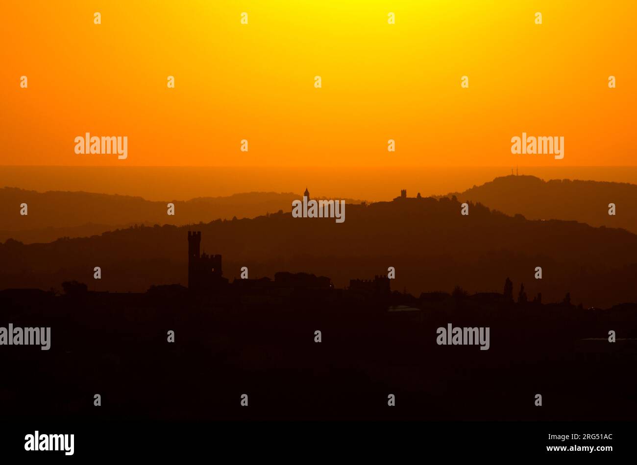 Profilo delle montagne del Montefeltro contro il cielo in chiave minimalista Stock Photo