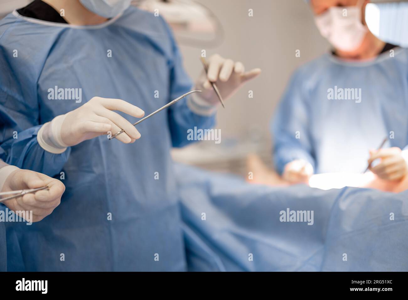 Operative Hand Instruments Healthcare surgeon hands scalpel hi-res stock photography and images ...