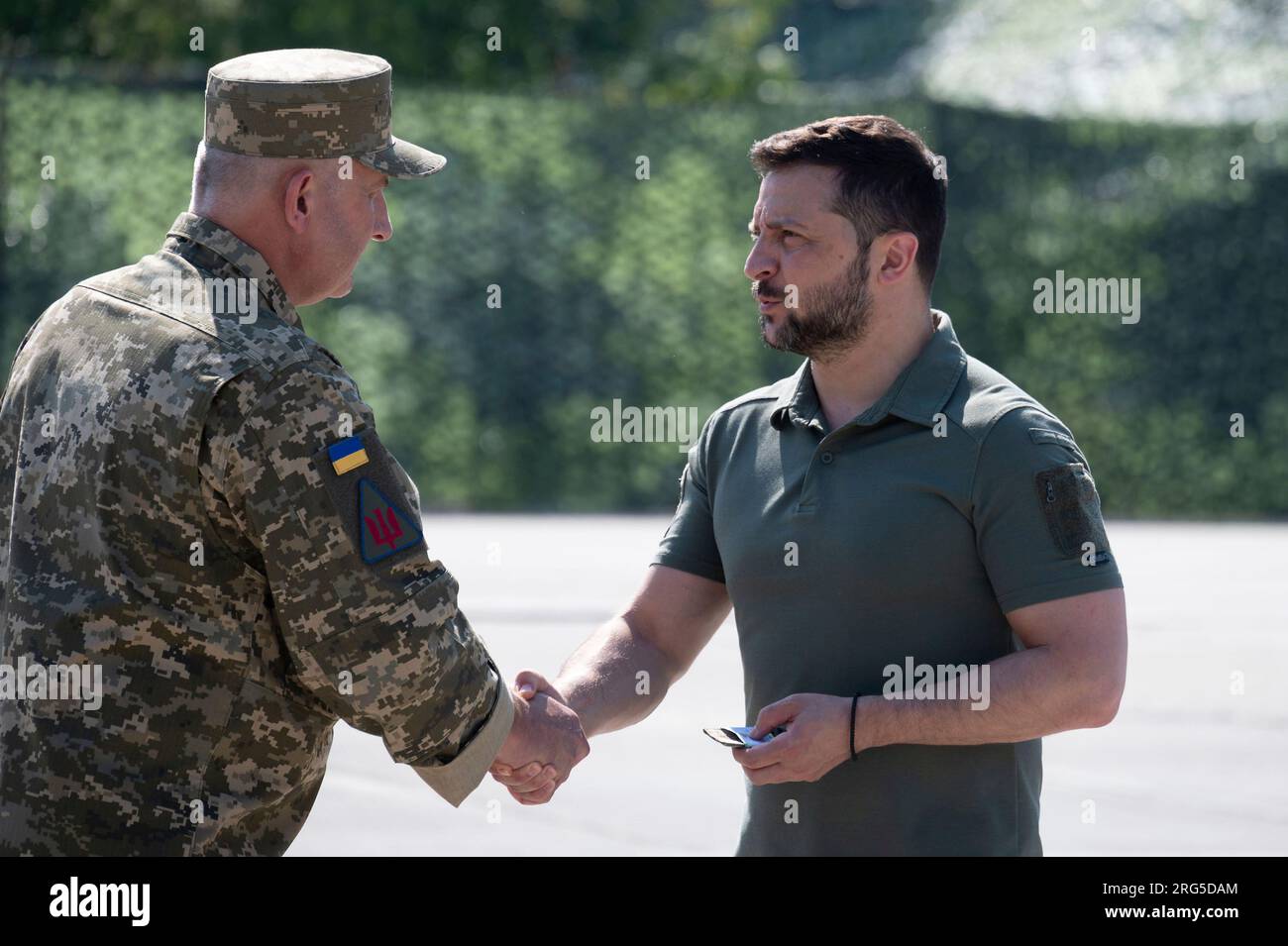 Kyiv, Ukraine. 06th Aug, 2023. Ukrainian President Volodymyr Zelenskyy, right, presents military medals to Air Force personnel for heroic deeds on Air Force Day, August 6, 2023 in Kyiv, Ukraine. Credit: Pool Photo/Ukrainian Presidential Press Office/Alamy Live News Stock Photo