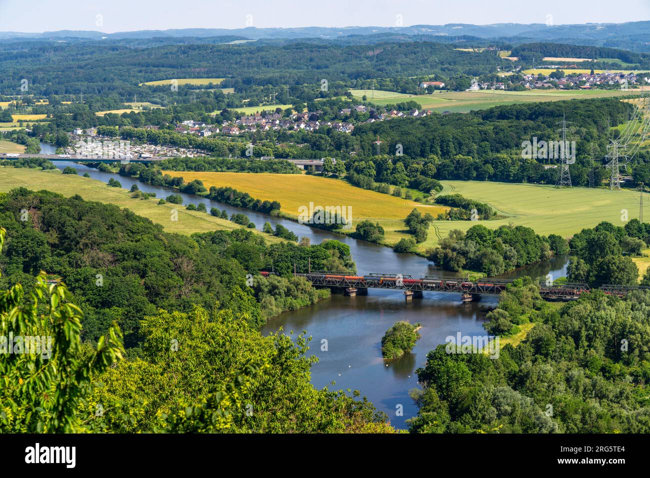 Die Ruhr bei Hagen, Eisenbahnbrücke, Mündung des Fluss Lippe in die Ruhr, grüne Ruhrlandschaft, hinten die Brücke der Autobahn A1 über die Ruhr, NRW, Stock Photo