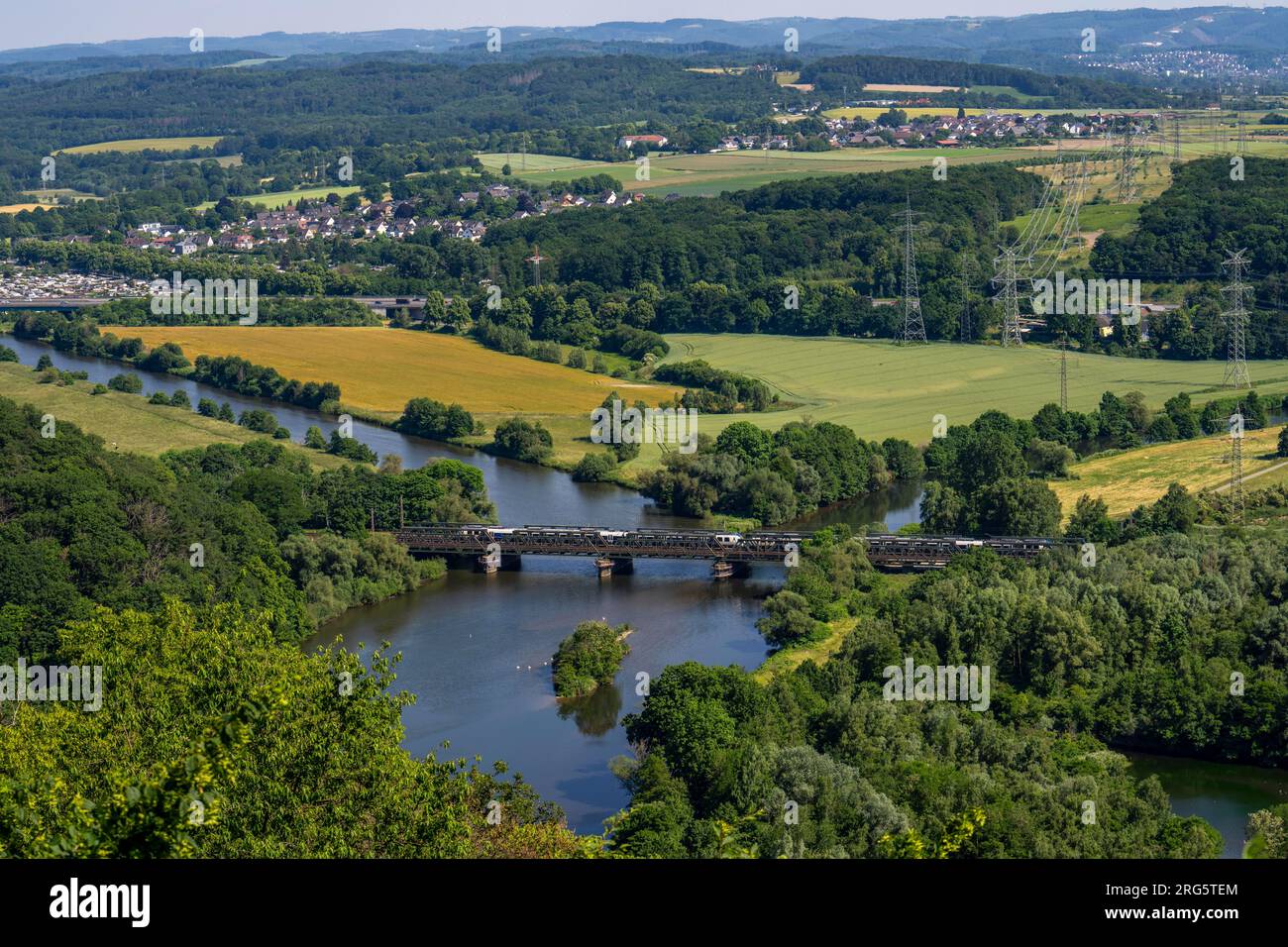 Die Ruhr bei Hagen, Eisenbahnbrücke, Mündung des Fluss Lippe in die Ruhr, grüne Ruhrlandschaft, hinten die Brücke der Autobahn A1 über die Ruhr, NRW, Stock Photo