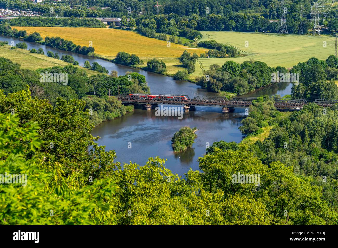 Die Ruhr bei Hagen, Eisenbahnbrücke, Mündung des Fluss Lippe in die Ruhr, grüne Ruhrlandschaft, hinten die Brücke der Autobahn A1 über die Ruhr, NRW, Stock Photo