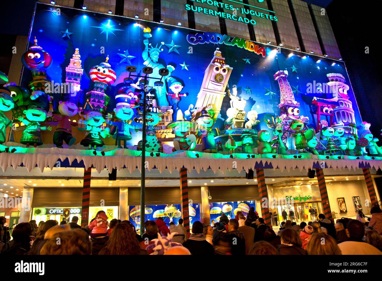 MADRID, SPAIN DECEMBER 20 People have fun in Christmas time watching