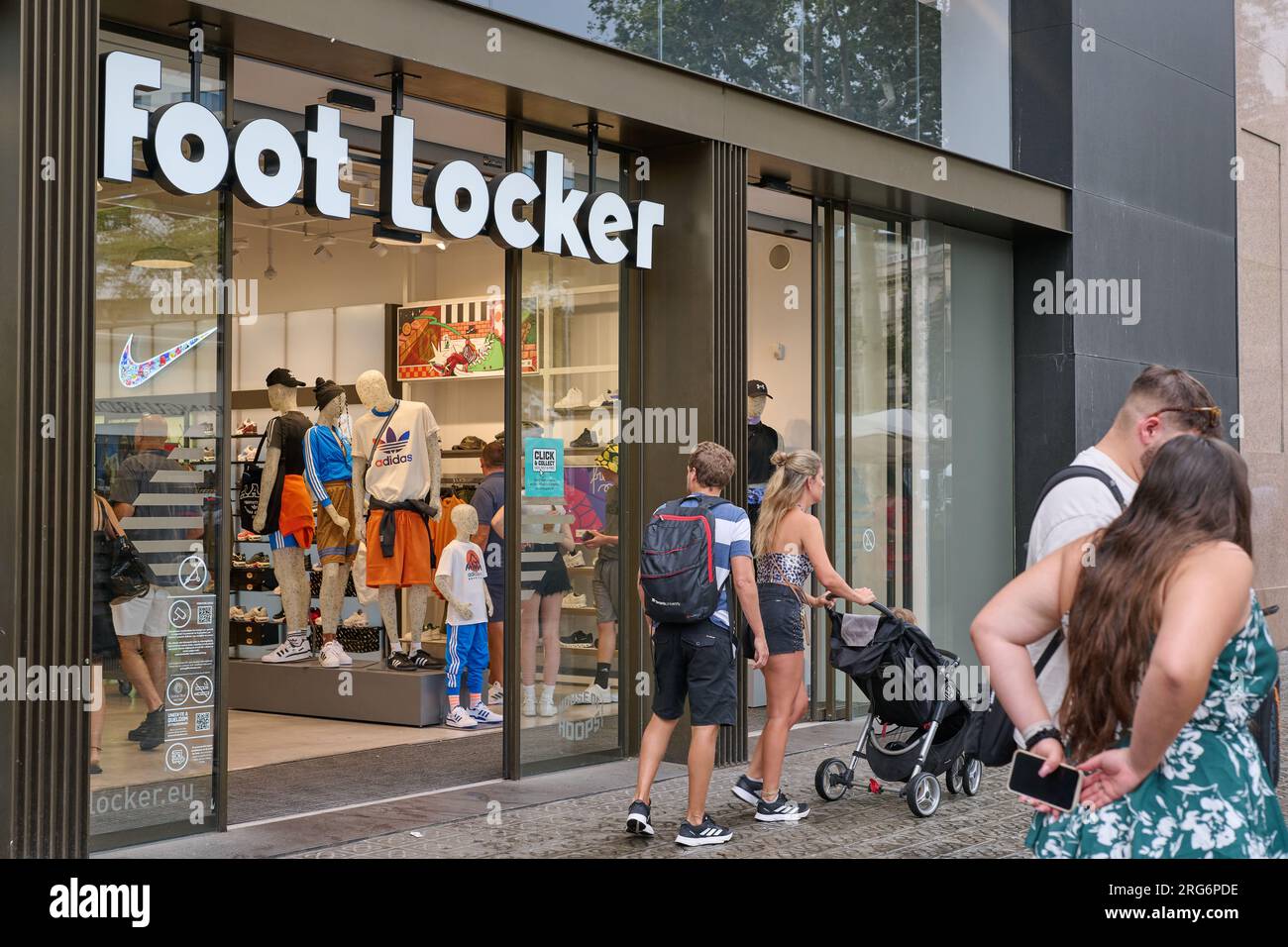 Nike store customer hi-res stock photography and images - Page 2 - Alamy