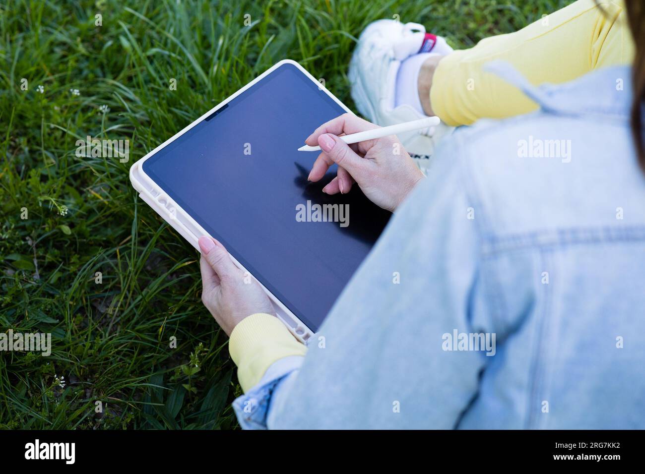 Female hands wireless computer hi-res stock photography and images - Alamy