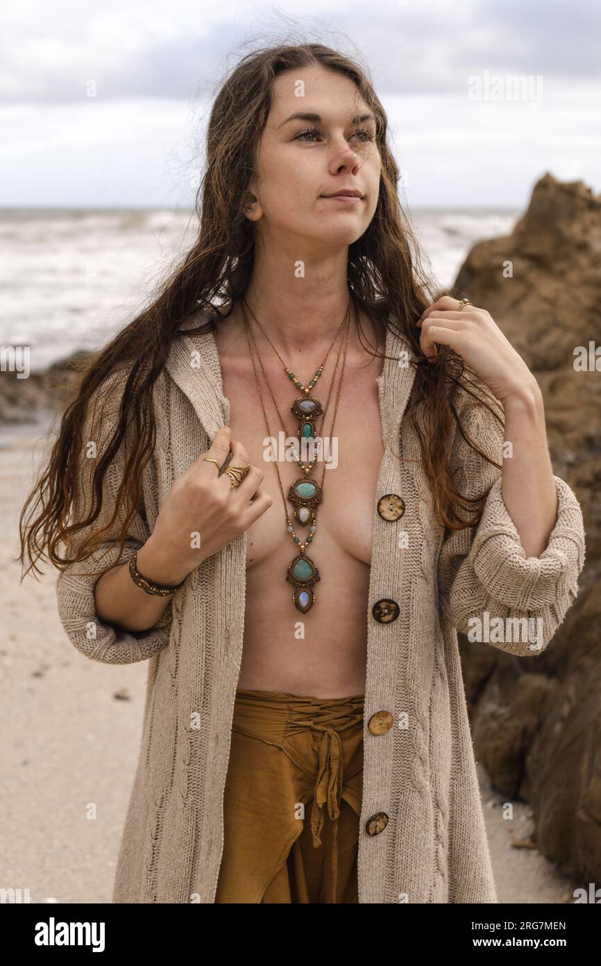 Natural models Natural portrait model on the beach Stock Photo - Alamy