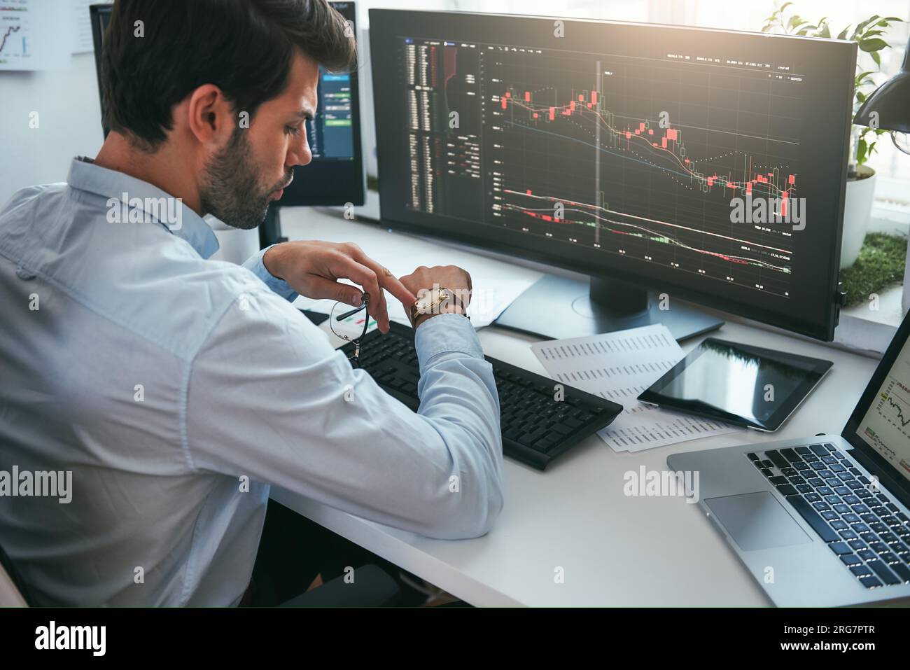 Broker Computer Screen Screens display stock information hi-res stock photography and images ...