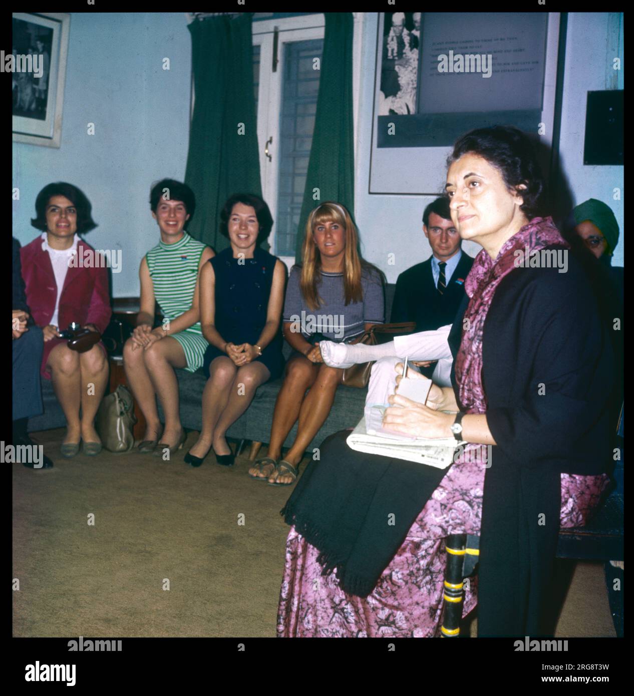 INDIRA GANDHI Indian stateswoman - with a group of visiting American students, New Delhi Stock Photo