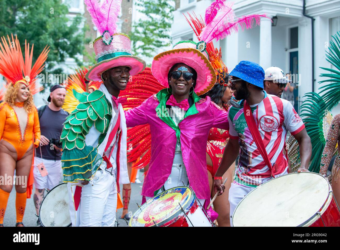 notting-hill-carnival-august-bank-holiday-with-dancing-drumming