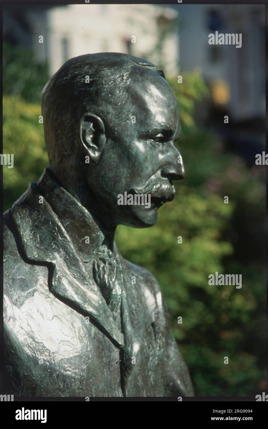 SIR EDWARD ELGAR Bronze statue of the English composer (1857 - 1934) at Great Malvern, Worcestershire, England. Stock Photo