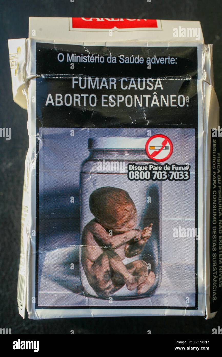 Brazil, Mariana Cigarette packet with a warning from the ministery of  health on it Stock Photo