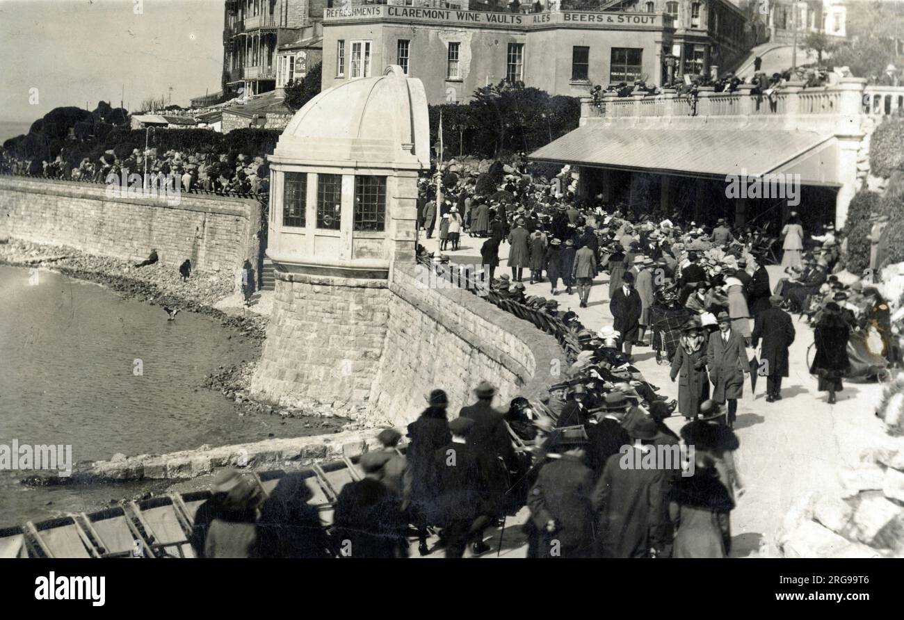 Promenade and sea front, Birnbeck Road, Weston-Super-Mare, Somerset, with holidaymakers. Stock Photo