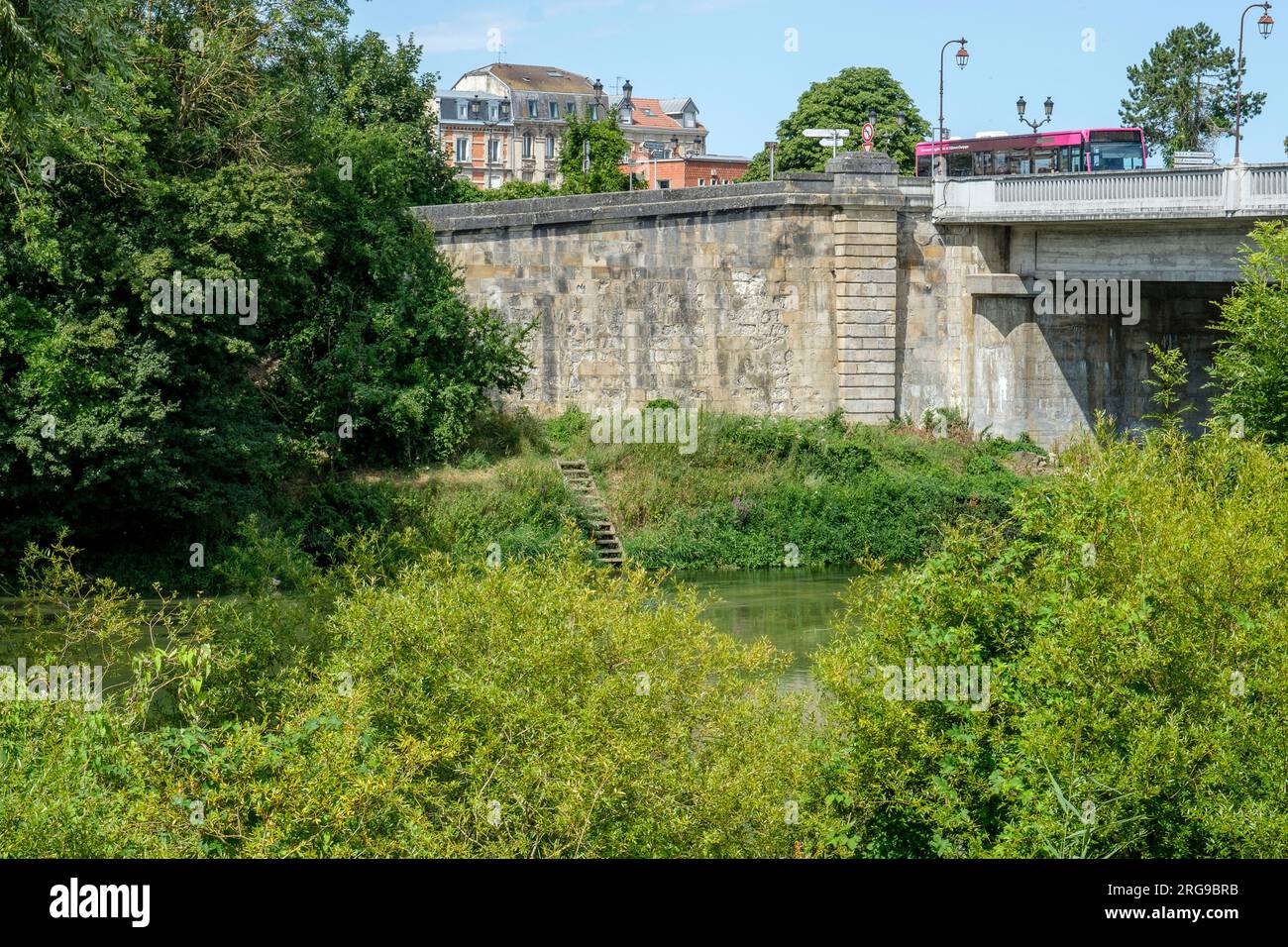 City of Châlons en Champagne Bridge over the Marne river | La petite ville de Châlons en Champagne- Pont sur la Marne et bus de la communaute de commu Stock Photo