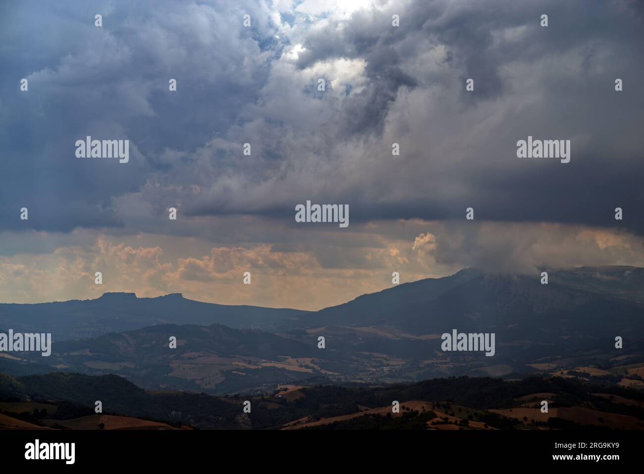 nuvole temporalesche sul Carpegna Stock Photo