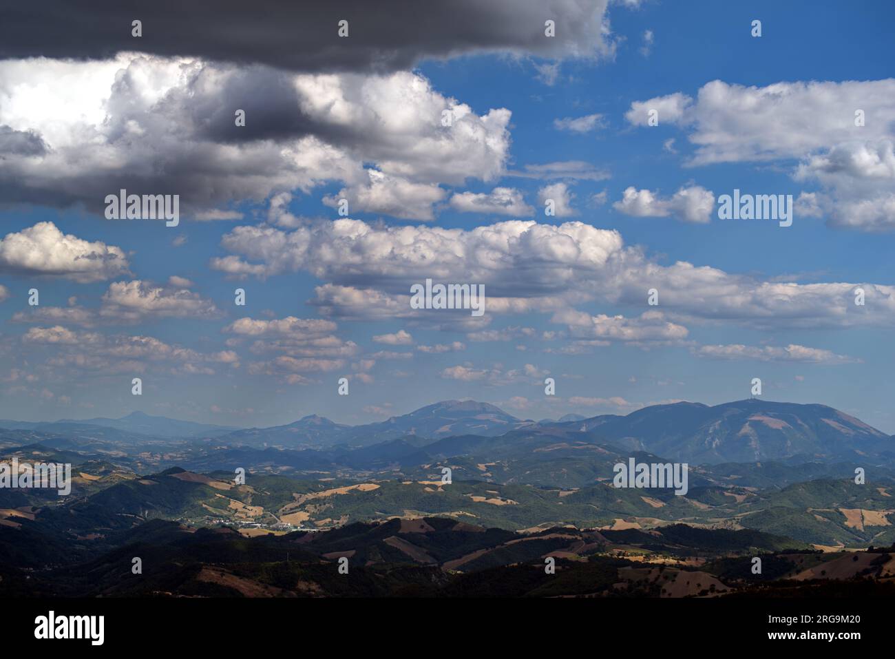 panorama delle colline del Montefeltro Stock Photo