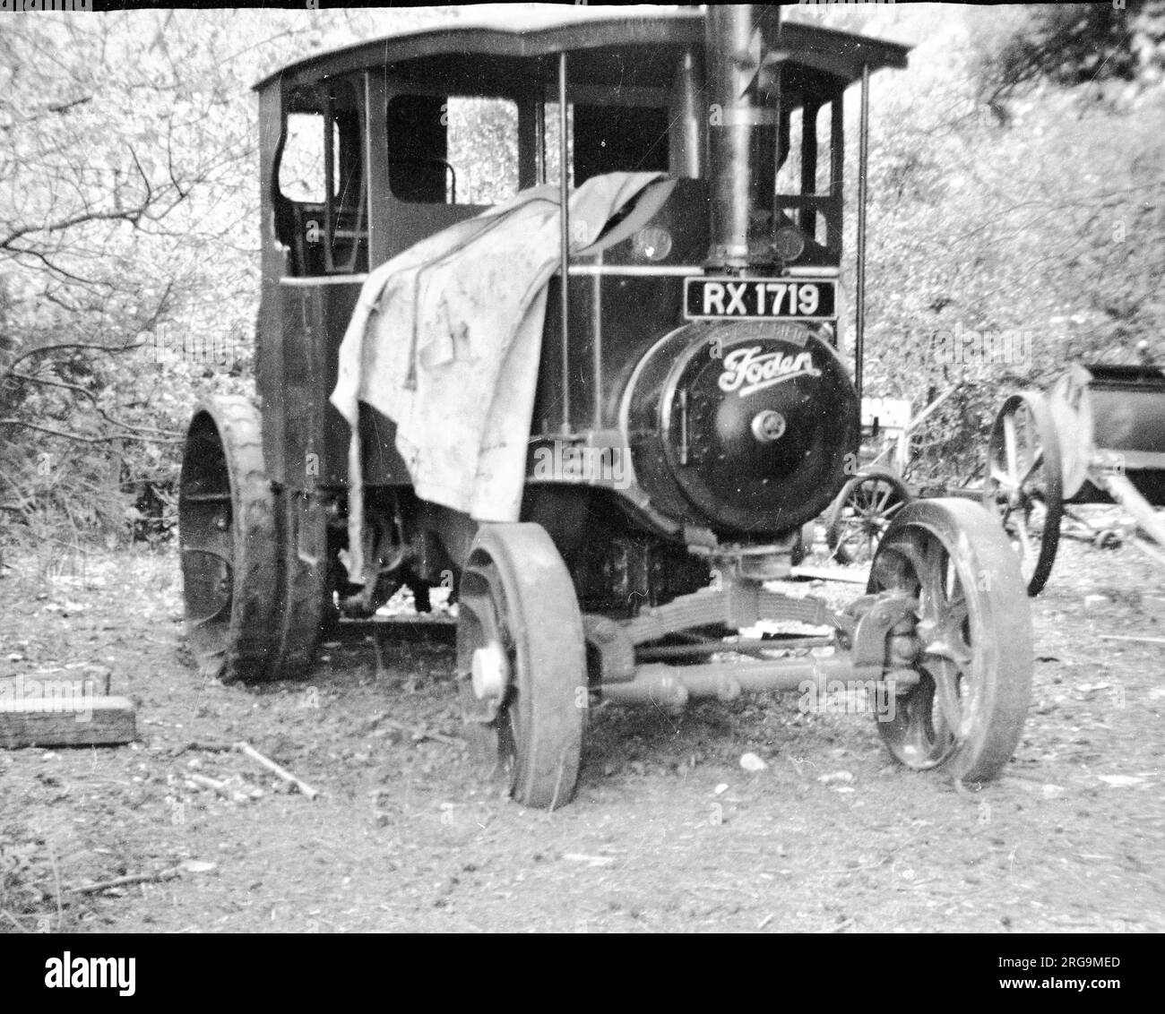 Foden D-type Steam Wagon reg. RX1719 Early Bird (msn 12852), built 1927, at Ferndown in dorset. (Foden Trucks was a British truck and bus manufacturing company which had its origins in Elworth near Sandbach in 1856). From auction catalogue: 1928 Foden Timber Tractor No. 12852 Reg No. RX 1719. D Type. Double crank compound. Three speed. Early Bird Foden D Type No. 12852 left the Sandbach works in March 1928. Delivered to Chawley Works Ltd, Chawley, Berks where it worked for a number of years before going to John Turner, Weston on the Green, Oxon; then to Lunnicks of Reading, where it had a cran Stock Photo