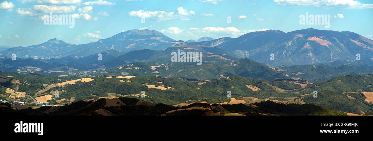 panorama delle colline del Montefeltro Stock Photo