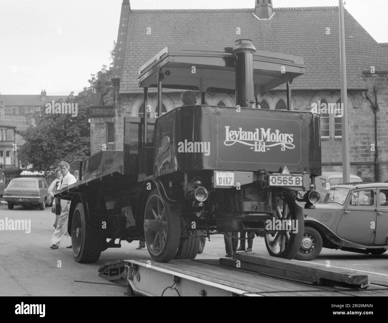 Leyland Model H Steam Wagon, being loaded onto a flat-bed trailer at harrogate. This wagon is now in the British Commercial Vehicle Museum. Stock Photo