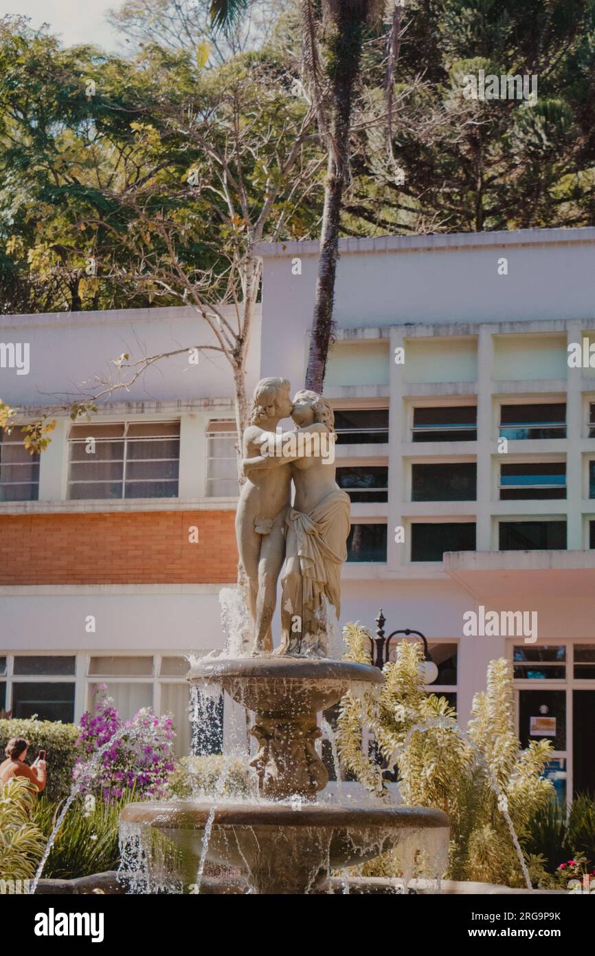 statue of couple kissing at the fountain Stock Photo Alamy