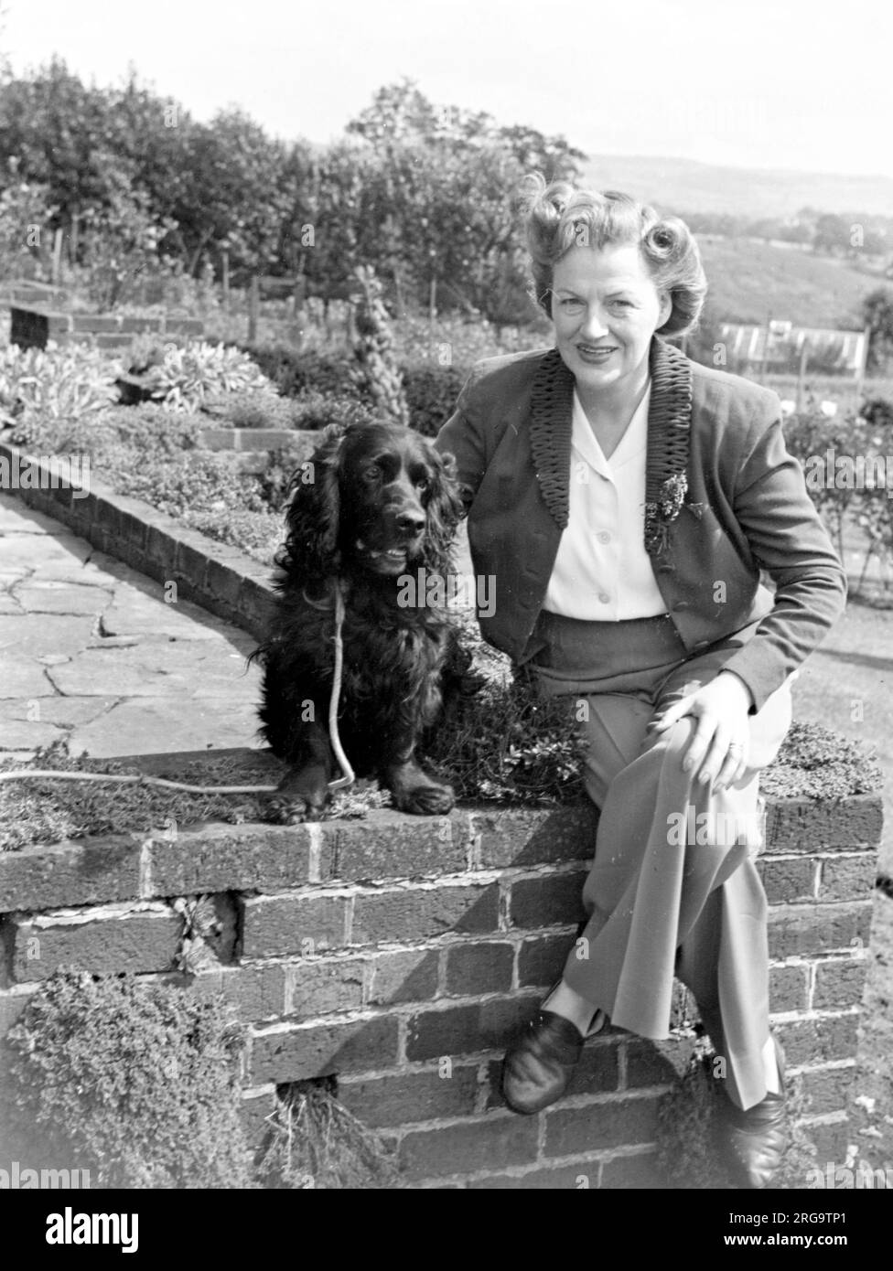 Gracie Fields (1898-1979) - English actress, singer and comedian and star of both cinema and music hall, pictured with friends at Prestbury, after returning from the United States. Stock Photo