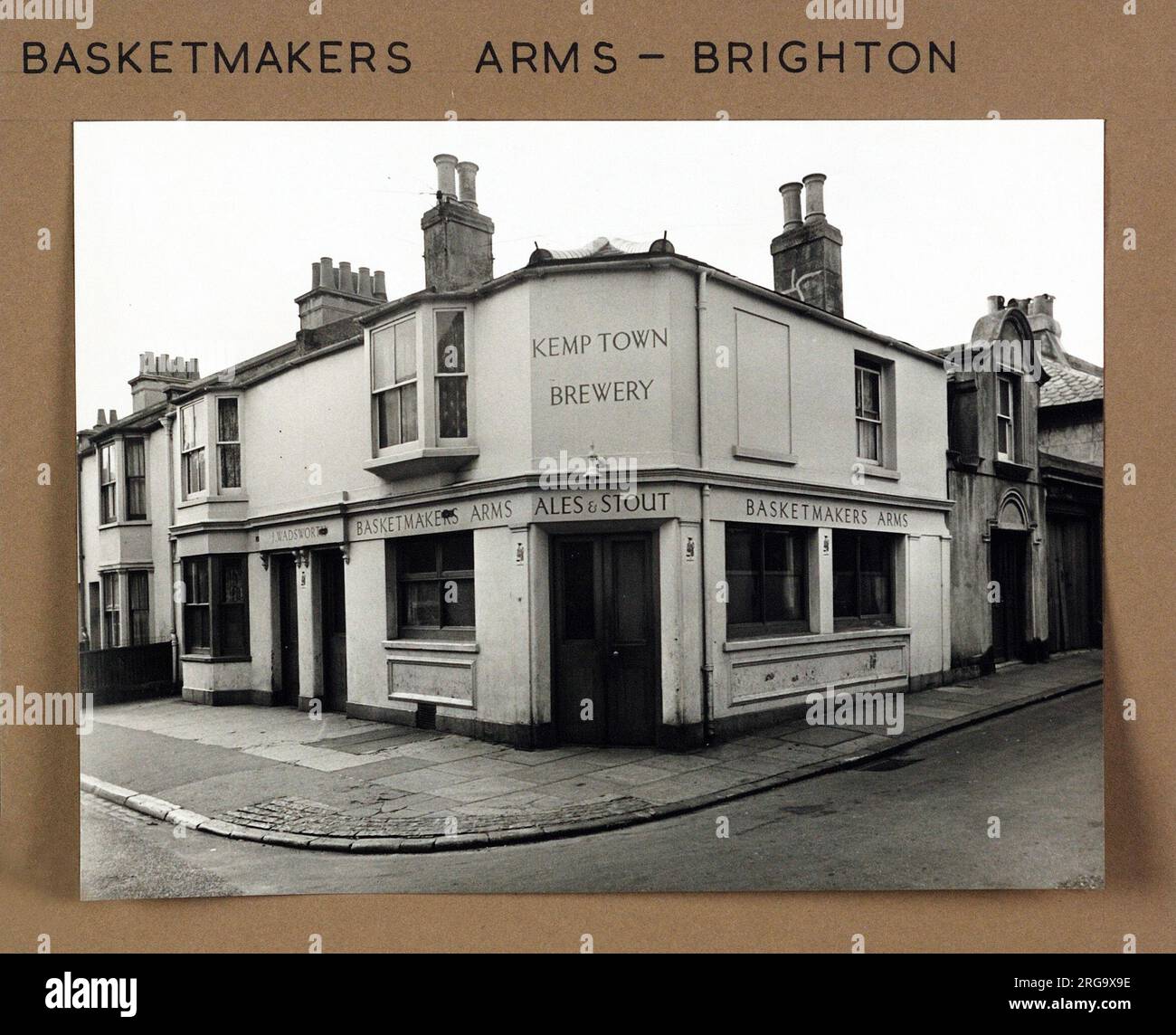 Photograph of Basketmakers Arms, Brighton, Sussex. The main side of the print (shown here) depicts: Corner on view of the pub.  The back of the print (available on request) details:  Nothing for the Basketmakers Arms, Brighton, Sussex BN1 4AD. As of July 2018 . Fullers pub Stock Photo