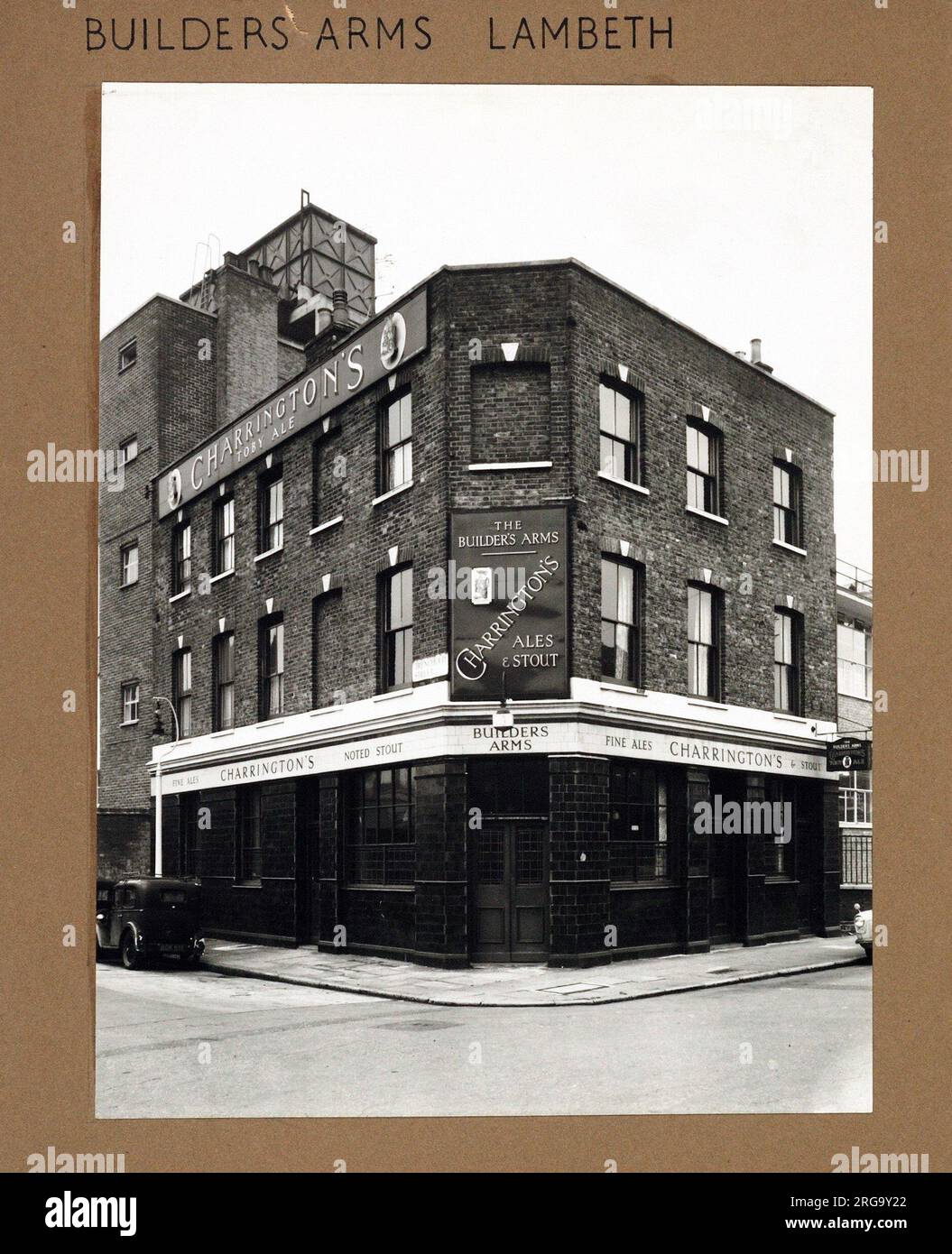Photograph of Builders Arms, Lambeth, London. The main side of the print (shown here) depicts: Corner on view of the pub.  The back of the print (available on request) details: Nothing for the Builders Arms, Lambeth, London SW8 2TH. As of July 2018 . Now The Vauxhall Griffin . Star (Heineken UK) Stock Photo