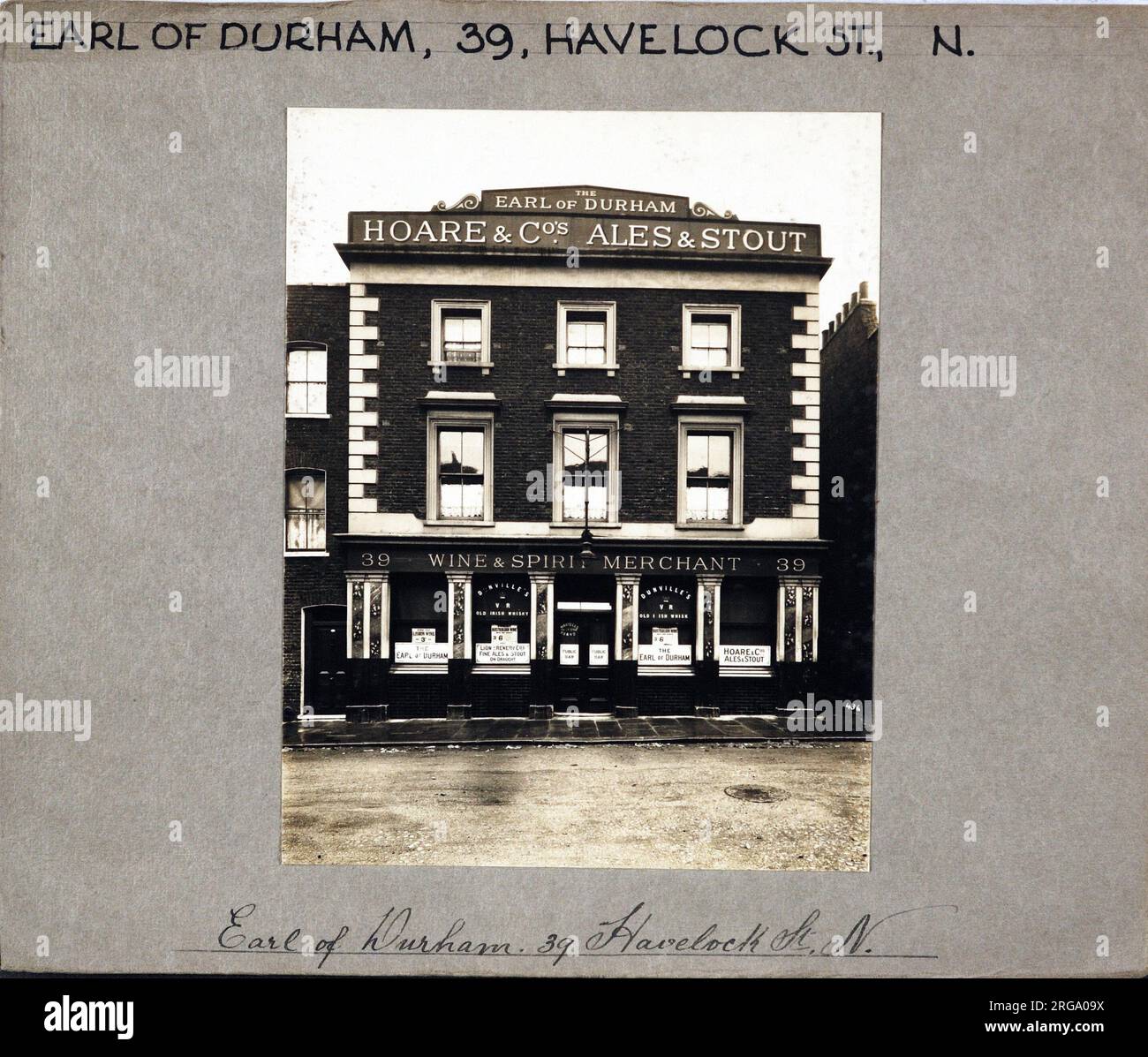 Photograph of Earl Of Durham PH, Kings Cross, London. The main side of the print (shown here) depicts: Face on view of the pub.  The back of the print (available on request) details: Nothing for the Earl Of Durham, Kings Cross, London N1 0DA. As of July 2018 . Closed and demolished Stock Photo