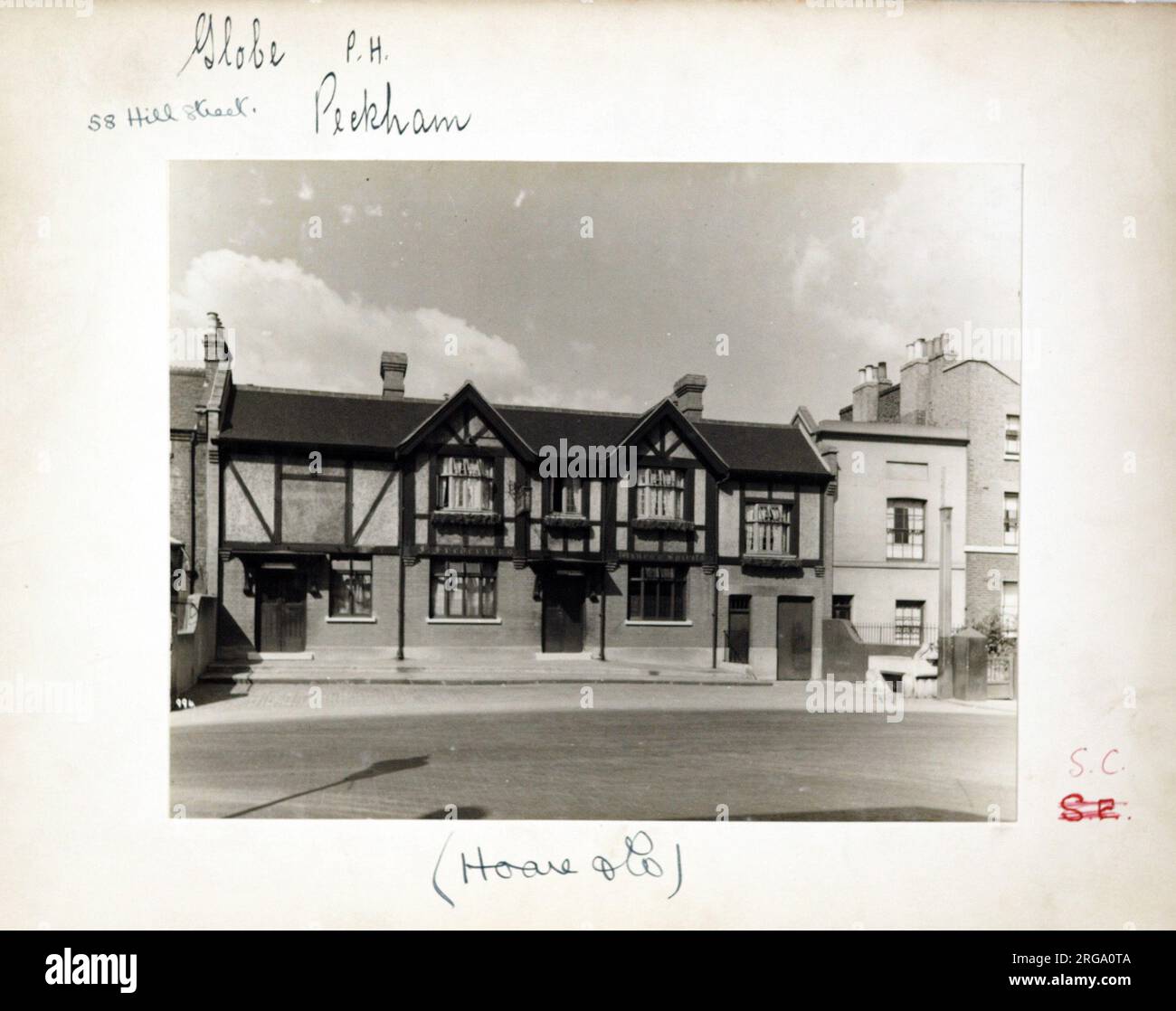 Photograph of Globe PH, Peckham, London. The main side of the print (shown here) depicts: Face on view of the pub.  The back of the print (available on request) details: Trading Record 1934 . 1961 for the Globe, Peckham, London SE15 5JY. As of July 2018 . Closed now residential use Stock Photo
