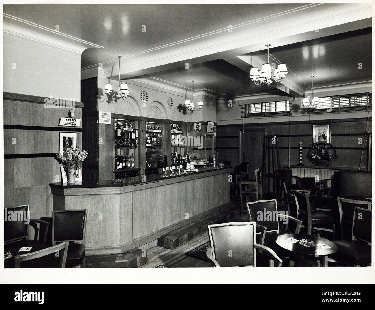 Photograph of Phoenix PH, Edgware, London. The main side of the print (shown here) depicts: Internal lounge of the pub.  The back of the print (available on request) details: Nothing for the Phoenix, Edgware, London NW8 8LE. As of July 2018 . Closed and replaced with flats Stock Photo