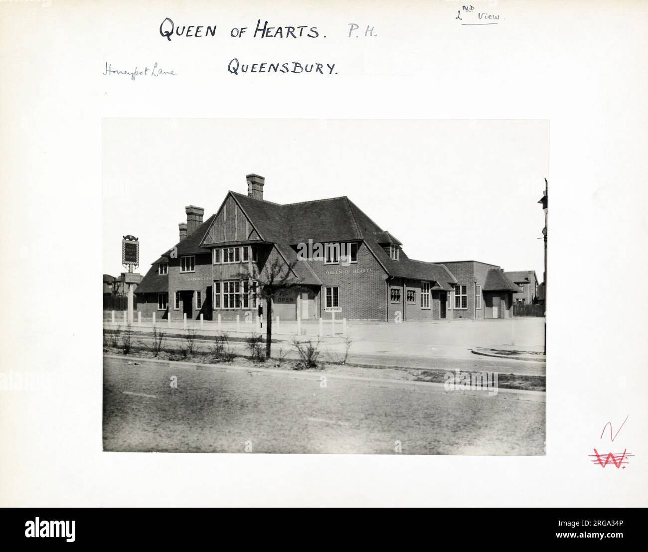 Photograph of Queen Of Hearts PH, Queensbury, Greater London. The main side of the print (shown here) depicts: Right face on view of the pub.  The back of the print (available on request) details: Nothing for the Queen Of Hearts, Queensbury, Greater London HA7 1DH. As of July 2018 . Renamed Flamedeck, it has now been demolished and replaced by housing. Stock Photo