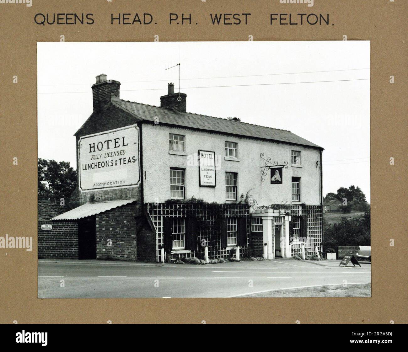 Photograph of Queens Head PH, Oswestry, Shropshire. The main side of