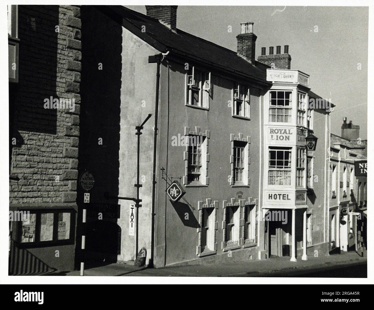 Photograph of Royal Lion Hotel, Lyme Regis, Dorset. The main side of the print (shown here) depicts: Left Face on view of the pub.  The back of the print (available on request) details: Publican ID for the Royal Lion Hotel, Lyme Regis, Dorset DT7 3QF. As of July 2018 . Individually owned Stock Photo