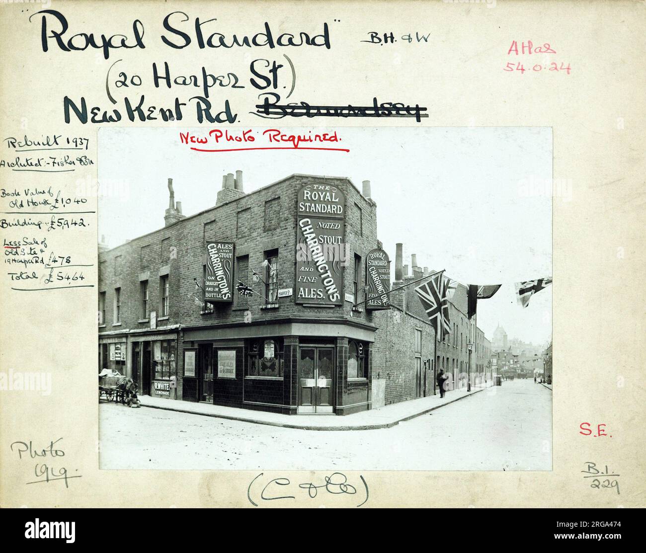 Photograph of Royal Standard PH, New Kent Road (Old), London. The main side of the print (shown here) depicts: Corner on view of the pub.  The back of the print (available on request) details: Trading Record 1913 . 1941 for the Royal Standard, New Kent Road (Old), London SE1 6AD. As of July 2018 . Demolished and rebuilt 1937 Stock Photo